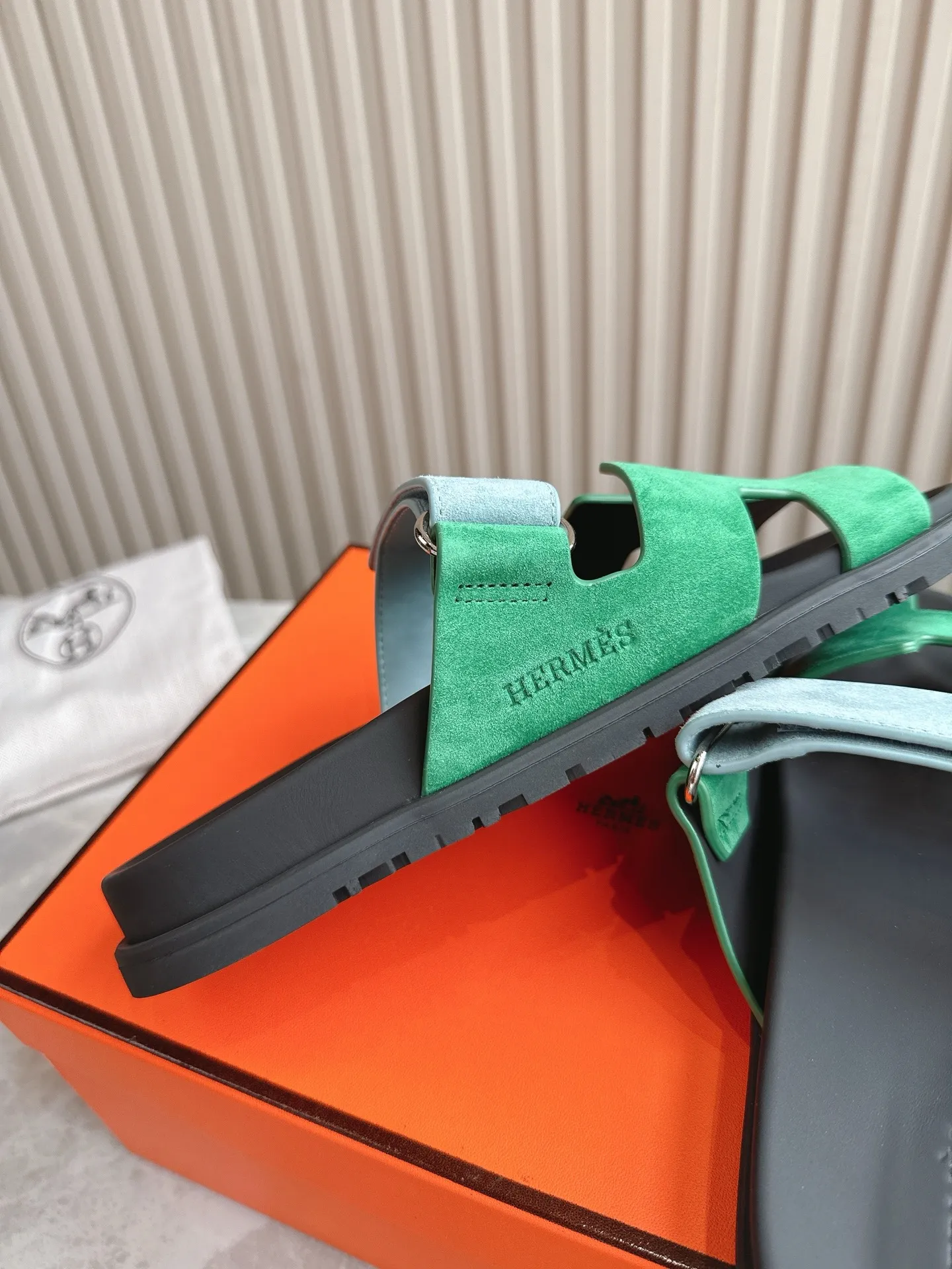 p480🐮🐮Couple model (top version) H family 2024 spring and summer new style HERMES Hermes' recently popular couple model pig nose angle sandals and slippers, paired with various colorful socks, popular. Upper: imported original deerskin (the genuine leather edging is not ordinary super migration). Lining: imported genuine leather. Outsole: Tpu non-slip and wear-resistant outsole. Size: Female 35-42 (40/42 non-returnable and non-exchangeable) Male size: 39-45 (45 non-refundable and non-exchangeable)